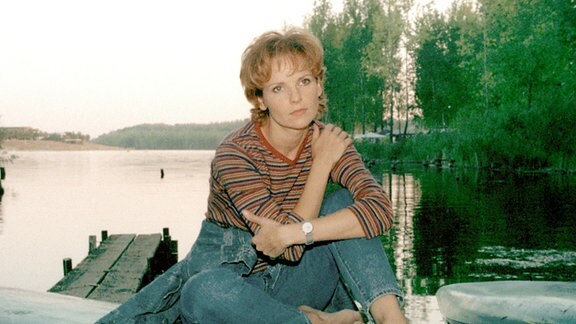 Kathrin Globisch (Andrea K. Loewig) am See.