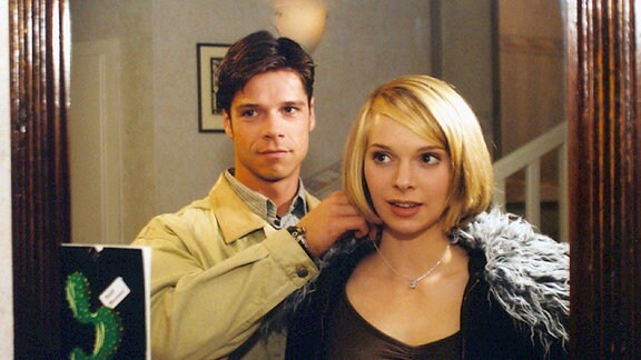 Vladi (Stephen Dürr) hat sich in das Kindermädchen (Jenny-Marie Muck) von Jonas verliebt und scheut keine Kosten, um ihr zu imponieren.