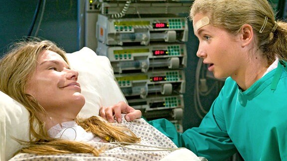 Patricia Bach mit ihrer Tochter Sina im Krankenzimmer
