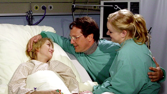 Leon Breitner wird von seinem Vater Henning und seiner Schwester Juliane im Krankenzimmer besucht.