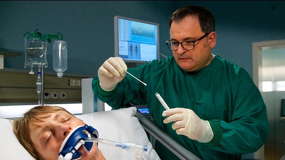 Pfleger Hans-Peter Brenner am Krankenbett