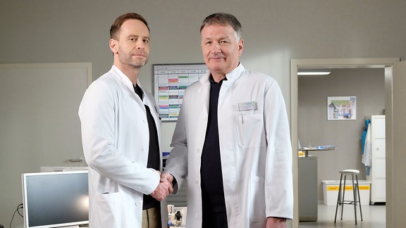 Zwei Ärzte schütteln sich die Hand