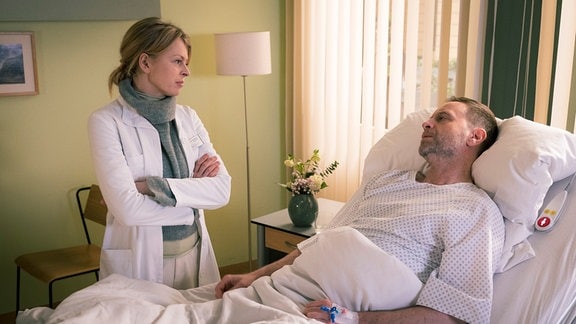 Dr. Kai Hoffmann (Julian Weigend) bittet seine Ex-Frau Dr. Ina Schulte (Isabell Gerschke) um einen großen Gefallen. Nur von ihr, die ihn so gut und lange kennt, erhofft er sich für seine getroffene Entscheidung Verständnis.