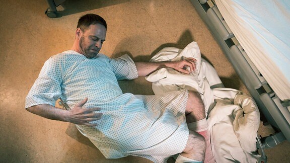 Dr. Kai Hoffmann (Julian Weigend) ist es nicht möglich, die Hilfe der Ärzte und Schwestern der Sachsenklinik als Patient anzunehmen. Als er versucht sich selbst zu helfen, stürzt er aus dem Bett ...