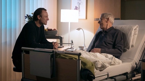 Dr. Martin Stein (Bernhard Bettermann, li.) leistet seinem Vater Otto (Rolf Becker, re.) Gesellschaft am Krankenbett.