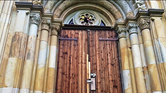 Außenansicht einer Kirchentür