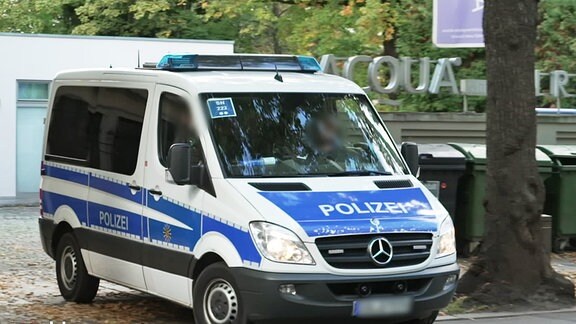 Ein Polizeifahrzeug fährt von dem Gelände der Aqua Klinik