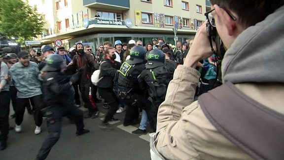 Polizisten gehen gegen hart gegen Demonstranten vor