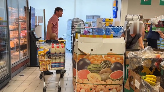 Mann in Supermarkt