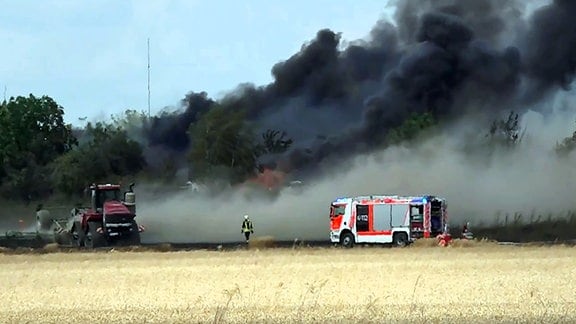 Löscharbeiten bei einem Feldbrand nahe Leipzig