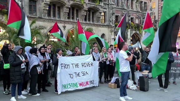 Arabische Demonstranten fordern Freiheit für Palästina