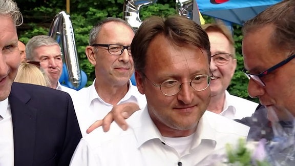 Sonnebergs neu gewählter Landrat Sesselmann (AfD) umringt von Parteispitzenkadern