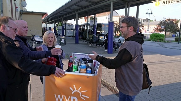 Wählervereinigung Delitzsch beim morgendlichen Straßenwahlkampf mit Kaffeeauschank