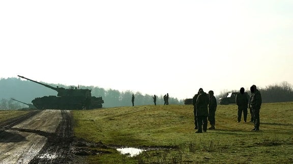 Panzerhaubitze während Übung.