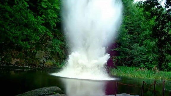 Wasserfontäne durch Explosion in einem Teich.