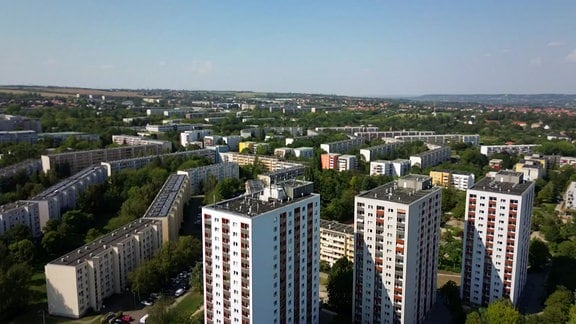 Blick auf Plattenbauviertel.