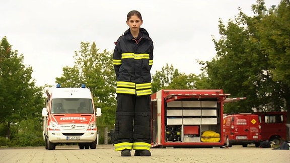 Die elfjährige Rebecca in Feuerwehruniform