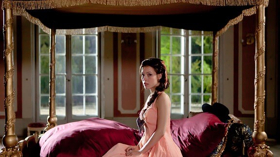 Prinzessin Ella (Laura Maria Heid) fühlt sich getrennt von ihrem Geliebten Jasper sehr einsam.