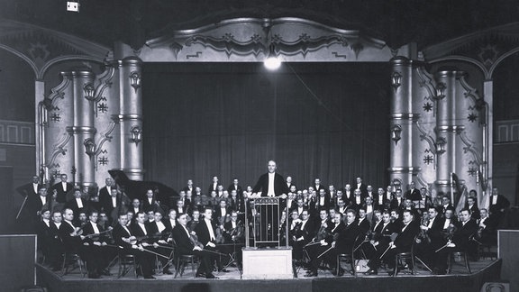 Schwarz-Weiß-Foto des Dirigenten Alfred Szendrei mit dem Leipziger Sinfonieorchester. 