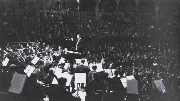 Schwarz-Weiß-Porträt des Dirigenten Carl Schuricht in der Leipziger Alberthalle.