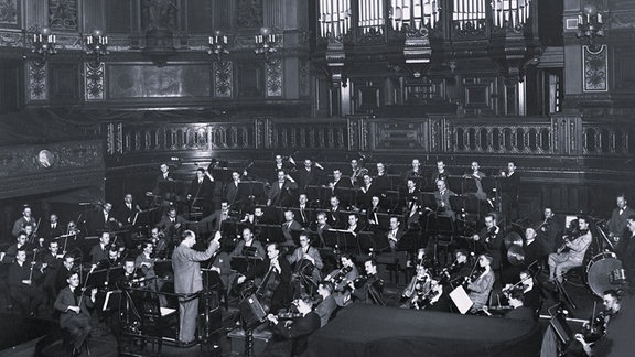 Schwarz-Weiß-Foto des Dirigenten Carl Schuricht und des Leipziger Sinfonieorchesters im Leipziger Gewandhaus.