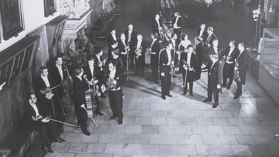 Schwarz-Weiß-Foto von Fritz Adolf Guhl mit dem Collegium Musicum.