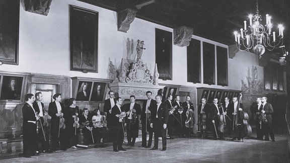 Schwarz-Weiß-Foto von Adolf Fritz Guhl mit dem Collegium Musicum.