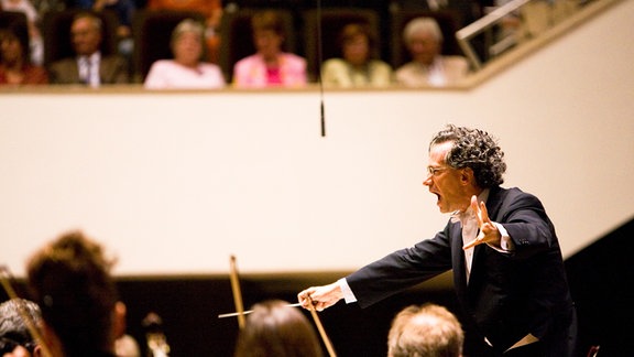 Foto des Dirigenten Fabio Luisi im Gewandhaus Leipzig.