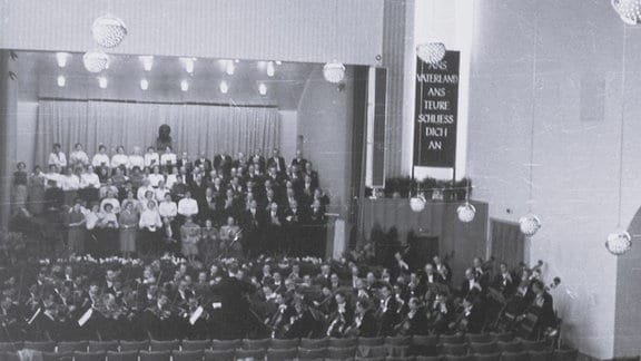 Schwarz-Weiß-Foto des Rundfunk Sinfonieorchesters und Rundfunkchores Leipzig mit dem Dirgenten Gerhard Pflüger.