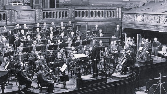 Schwarz-Weiß-Foto des Dirigenten Hans Weisbach mit dem Leipziger Sinfonieorchester im Großen Konzertsaal des Gewandhauses.