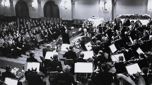 Schwarz-Weiß-Foto des Dirigenten Herbert Kegel und des Rundfunk-Sinfonieorchesters.