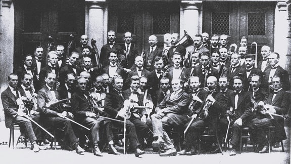 Schwarz-Weiß-Foto des Grotrian-Steinweg-Orchesters mit seinem Dirigenten Hermann Scherchen.