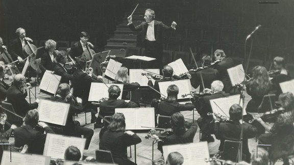 Schwarz-Weiß-Foto des Dirigenten Horst Neumann mit dem Großen Rundfunkorchester.