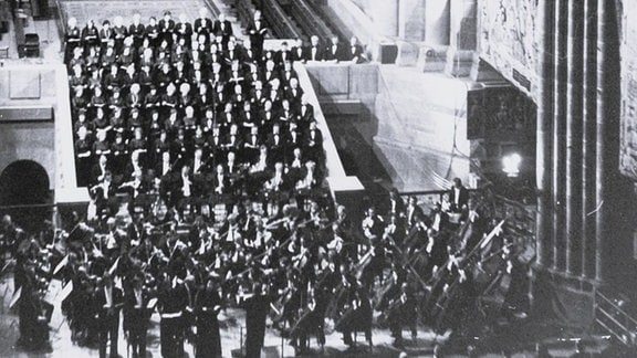 Schwarz-Weiß-Foto Rundfunk-Sinfonieorchester und Rundfunkchor unter der Leitung von Herbert Kegels im Straßburger Münster. 