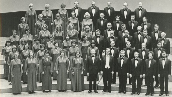 Schwarz-Weiß-Foto des Dirigenten Jörg-Peter Weigle und dem Rundfunkchor im Februar 1986.