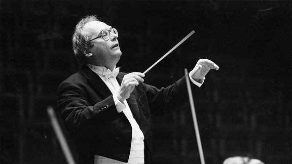 Schwarz-Weiß-Porträt des Dirigenten Max Pommer