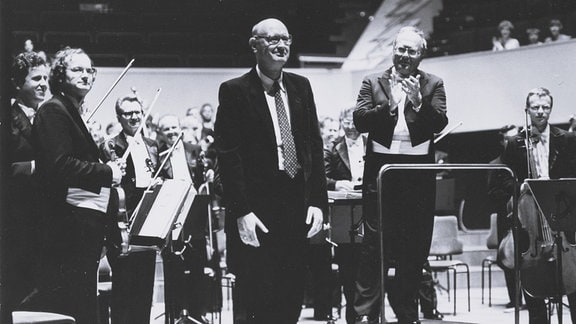 Schwarz-Weiß-Foto Max Pommer und Karl Ottomar Treibmann mit dem Rundfunk-Sinfonieorchester.