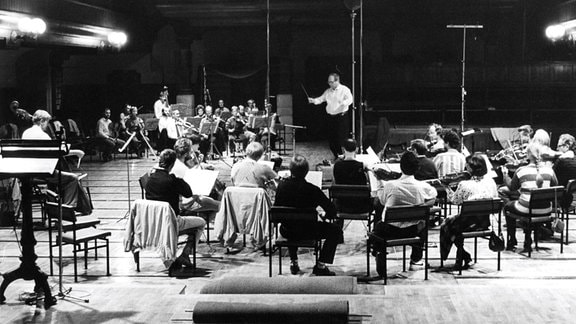 Schwarz-Weiß-Foto Max Pommer mit dem Rundfunk-Sinfonieorchester.