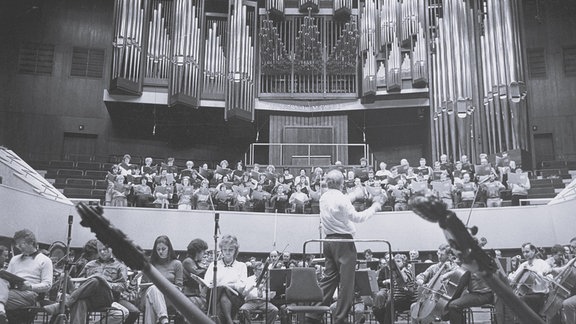 Schwarz-Weiß-Foto Max Pommer mit dem Rundfunk-Sinfonieorchester und dem Rundfunkchor 