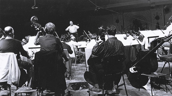 Schwarz-Weiß-Foto des Dirigenten Wolf-Dieter Hauschild bei Proben zu einer Fernseh-Übertragung des Rundfunk-Sinfonieorchesters in der Leipziger Kongresshalle am 15. und 16. Oktober 1979.