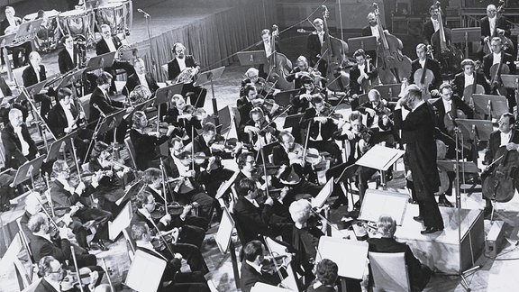 Schwarz-Weiß-Foto des Dirigenten Wolf-Dieter Hauschild bei Proben zu einer Fernseh-Übertragung des Rundfunk-Sinfonieorchesters in der Leipziger Kongresshalle am 15. und 16. Oktober 1979.