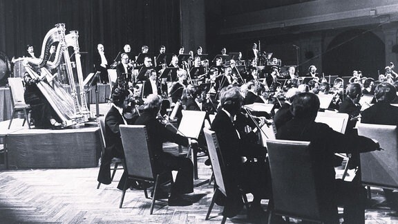 Schwarz-Weiß-Foto des Dirigenten Wolf-Dieter Hauschild bei Proben zu einer Fernseh-Übertragung des Rundfunk-Sinfonieorchesters in der Leipziger Kongresshalle am 15. und 16. Oktober 1979.