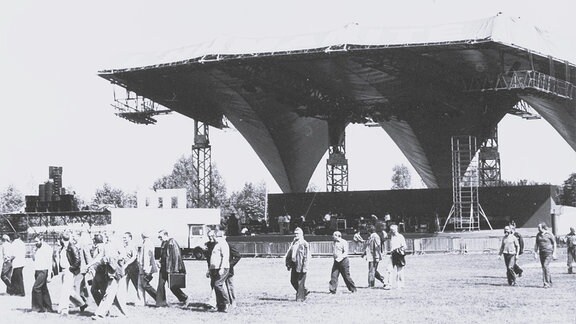 Schwarz-Weiß-Foto der Fete l'humanité Freilichtbühne 1979 in Paris.