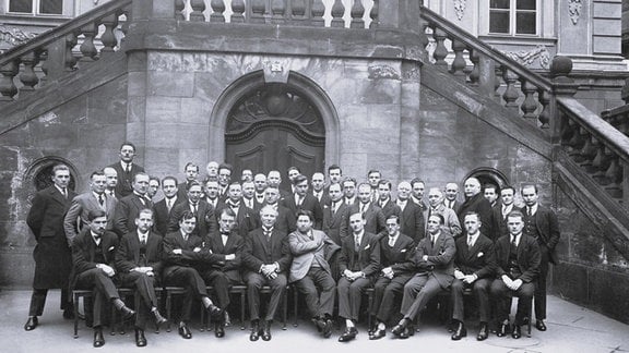 Schwarz-Weiß-Foto des Leipziger Sinfonieorchesters mit seinem Chefdirigenten Alfred Szendrei.