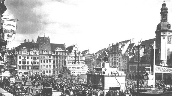 Schwarz-Weiß-Foto Leipziger Marktplatz.