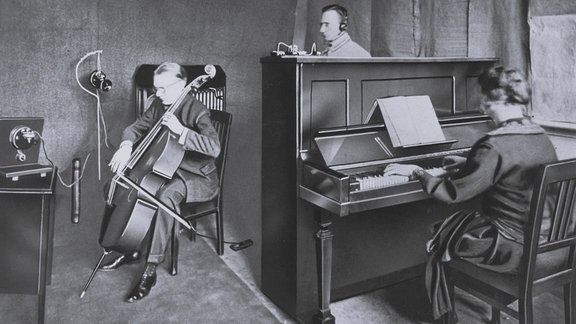 Schwarz-Weiß-Foto des ersten Aufnahmeraumes im Berliner Vox-Haus.