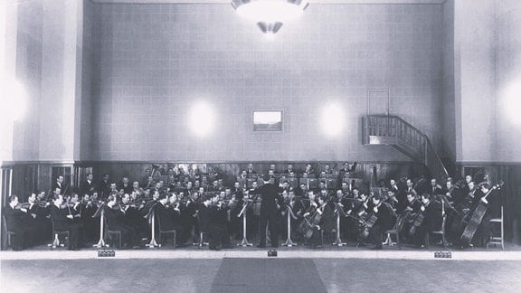 Schwarz-Weiß-Foto von Gerhart Wiesenhütter mit dem Leipziger Sinfonieorchester im großen "S1".