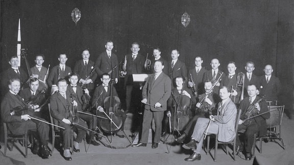 Schwarz-Weiß-Foto von Hilmar Weber mit der MIRAG-Hauskapelle in der Alten Handelsbörse.