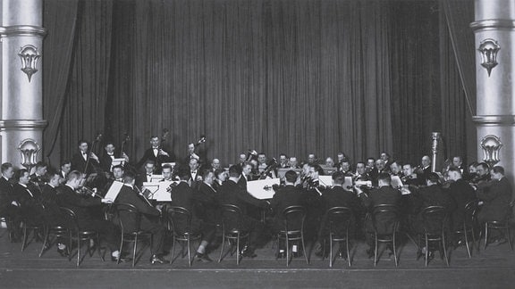 Schwarz-Weiß-Foto des LSO ohne Dirigent in der Alberthalle im März 1928.