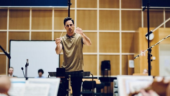 Andreas Ottensamer dirigiert das MDR-Sinfonieorchester beim Weimarer Meisterkurs.